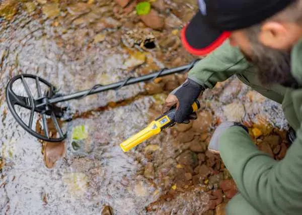 Dohledávací detektor kovů Nokta AccuPOINT