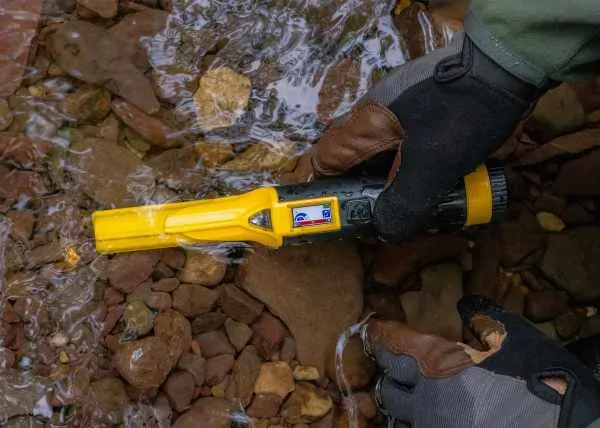 Dohledávací detektor kovů Nokta AccuPOINT