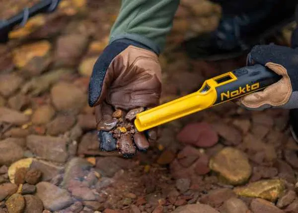 Dohledávací detektor kovů Nokta AccuPOINT